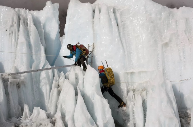 Кадр из фильма ,,Sherpa,, - Training at the Khumbu Icefall