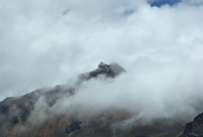Свесить ноги в разные полушария... (Альпинизм, эквадор, котопакси, иллиница норте, галапагосы)