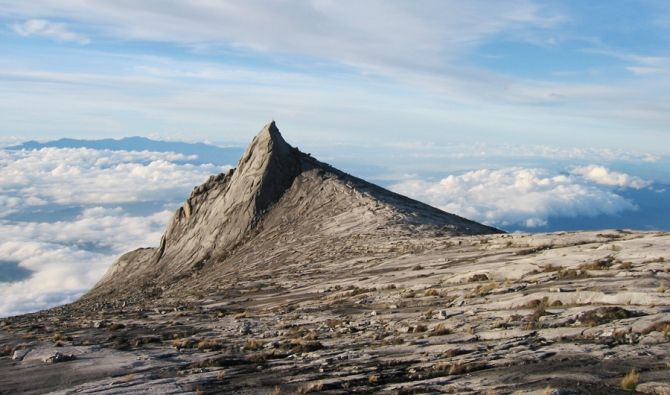 Какая вершина самая высокая в Юго-Восточной Азии? (Альпинизм, кула кангри, ганкар пунсум, кинабалу, фансипан, джая, кхакаборази, юго-восточная азия, пик вильгельма, карстенз)