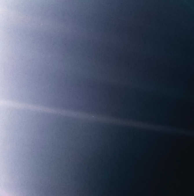 Earth-PaleBlueDot- 6 Bkm -Voyager-1