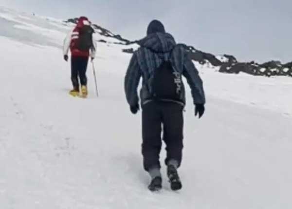 elbrus-bezvsego-gibel-01 Турист взбирался на Эльбрус в кроссовках и умер. Футбольный арбитр не послушал спасателей (Альпинизм)