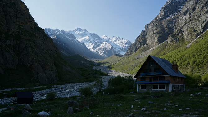 x0000015 Трекинг в Безенги с фирмой "THTravel" в начале июня 2025 года (Горный туризм)