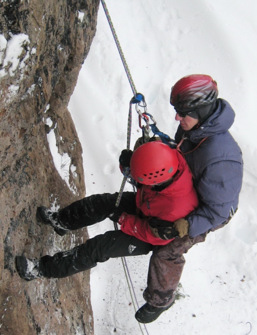 Спуск спасателя с пострадавшим по закрепленной веревке. (Альпинизм, спуск пострадавшего, подручные средства, спасательные работы, альпинизм)
