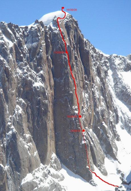 Номинанты "Хрустального пика-2009": пик Верный по центру Северо-Западной стены (Альпинизм, risk.ru, события, горы, риск.ру, кызыл-аскер, хрустальный пик, кафедральный собор, головченко, бандалет, киргизия)