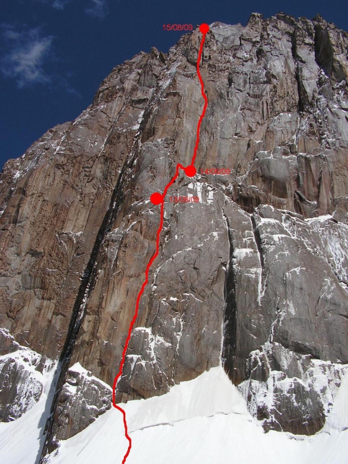 Номинанты "Хрустального пика-2009": пик Верный по центру Северо-Западной стены (Альпинизм, risk.ru, события, горы, риск.ру, кызыл-аскер, хрустальный пик, кафедральный собор, головченко, бандалет, киргизия)