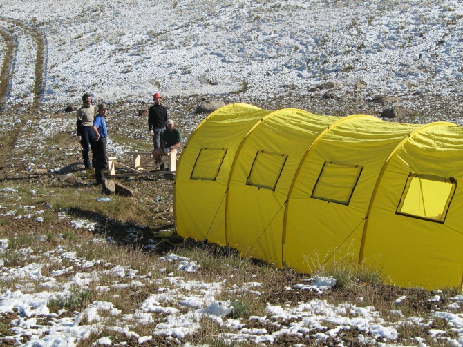Номинанты "Хрустального пика-2009": пик Верный по центру Северо-Западной стены (Альпинизм, risk.ru, события, горы, риск.ру, кызыл-аскер, хрустальный пик, кафедральный собор, головченко, бандалет, киргизия)