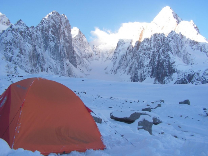 Номинанты "Хрустального пика-2009": пик Верный по центру Северо-Западной стены (Альпинизм, risk.ru, события, горы, риск.ру, кызыл-аскер, хрустальный пик, кафедральный собор, головченко, бандалет, киргизия)