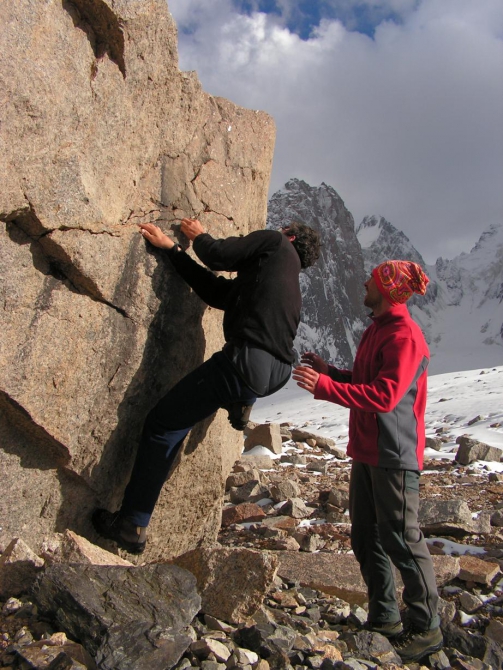 Номинанты "Хрустального пика-2009": пик Верный по центру Северо-Западной стены (Альпинизм, risk.ru, события, горы, риск.ру, кызыл-аскер, хрустальный пик, кафедральный собор, головченко, бандалет, киргизия)