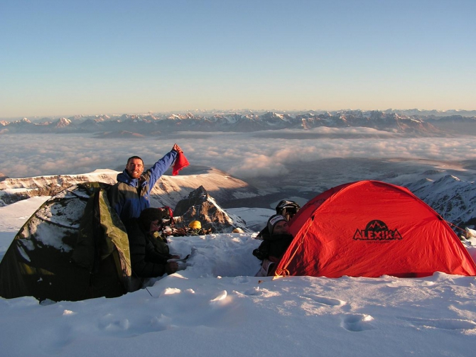 Номинанты "Хрустального пика-2009": пик Верный по центру Северо-Западной стены (Альпинизм, risk.ru, события, горы, риск.ру, кызыл-аскер, хрустальный пик, кафедральный собор, головченко, бандалет, киргизия)