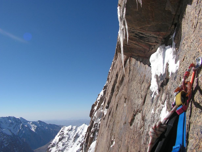 Номинанты "Хрустального пика-2009": пик Верный по центру Северо-Западной стены (Альпинизм, risk.ru, события, горы, риск.ру, кызыл-аскер, хрустальный пик, кафедральный собор, головченко, бандалет, киргизия)