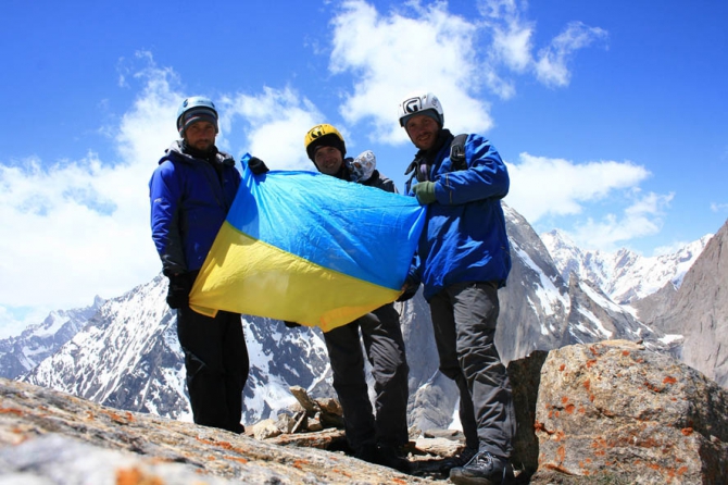 Номинанты «Хрустального пика-2009»: пик Слесова по Северной и Северо-Западной стене (Альпинизм, хрустальный пик, события, риск.ру, risk.ru, александр лавриненко, каравшин, первопроход, 6б)