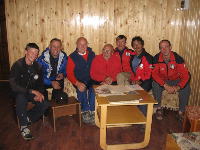 Номинанты «Хрустального пика-2009»: траверс Северного массива от Крумкола до пика Пушкина (Альпинизм, тихонов, риск.ру, саша абросимов, горы, северный массив, события, risk.ru, безенги, хрустальный пик)