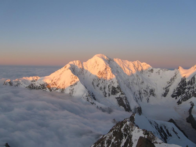 Номинанты «Хрустального пика-2009»: траверс Северного массива от Крумкола до пика Пушкина (Альпинизм, тихонов, риск.ру, саша абросимов, горы, северный массив, события, risk.ru, безенги, хрустальный пик)