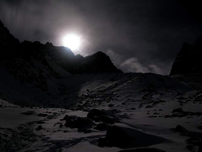 Уважаемые коллеги, что это может быть? (Альпинизм, хижина, горы, фото)