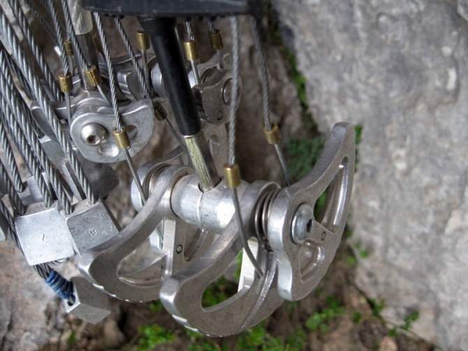 Использование френдов, камалотов и других закладных элементов (Альпинизм, альпинизм, страховка, френды, камалоты)