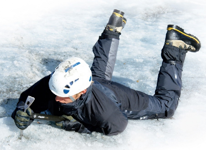 Исследование различных подходов к технике самозадержания ледорубом (Альпинизм, самозадержание, срыв на льду, безопасность в горах, срыв на фирне)