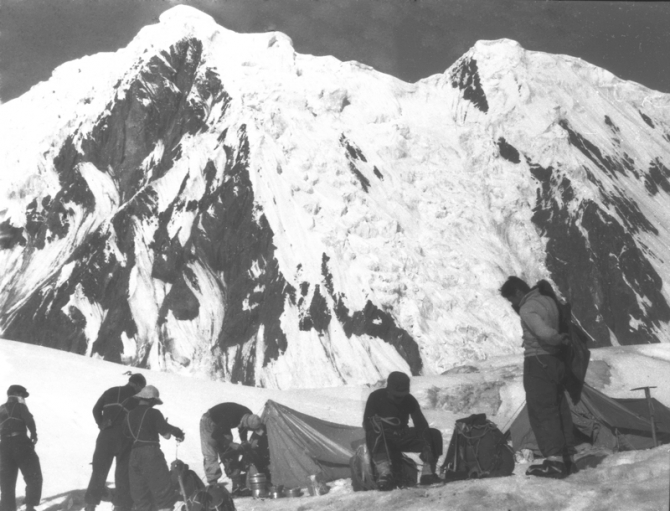 Пик Победа, 1949 (Альпинизм, инылчек, звездочка, колокольников)