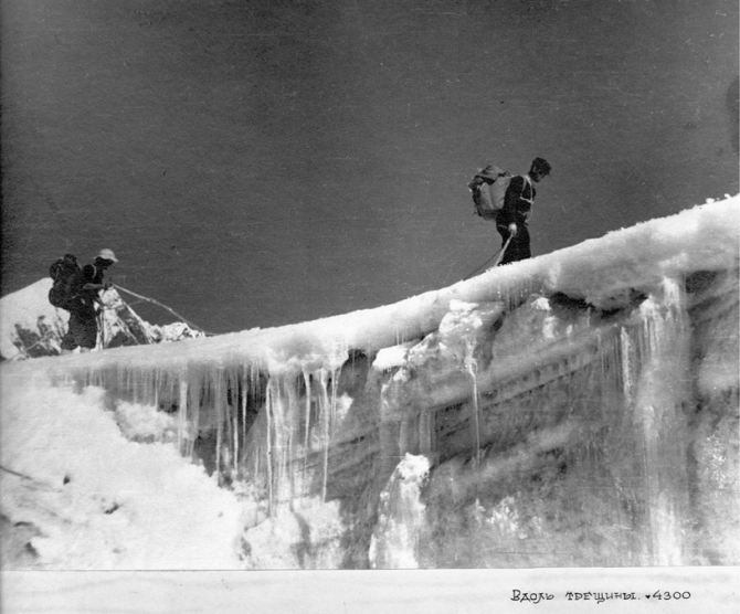 Пик Победа, 1949 (Альпинизм, инылчек, звездочка, колокольников)