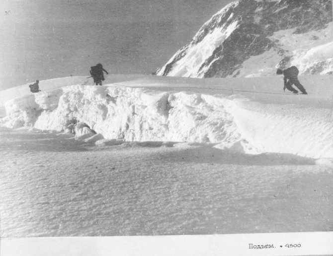 Пик Победа, 1949 (Альпинизм, инылчек, звездочка, колокольников)