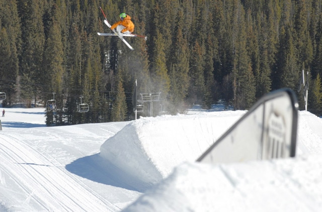 Кто построит трамплины Домбайского лагеря? (Горные лыжи/Сноуборд, flammable family, сноубординг, фристайл)