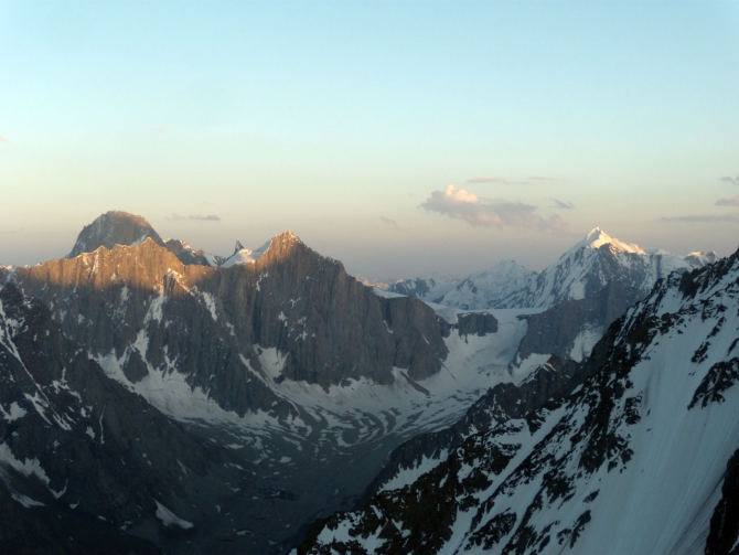 МГУ В Каравшине. Часть вторая. 4810 – по-быстрому и налегке. (Альпинизм, пик одессы)