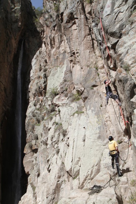Жизнь в эпоху перемен! или Киргизия в апреле 2010.. (Путешествия, ала-арча, памир, тянь-шань, хан-тенгри, победа, ленина, каравшин, аксу, терскей)