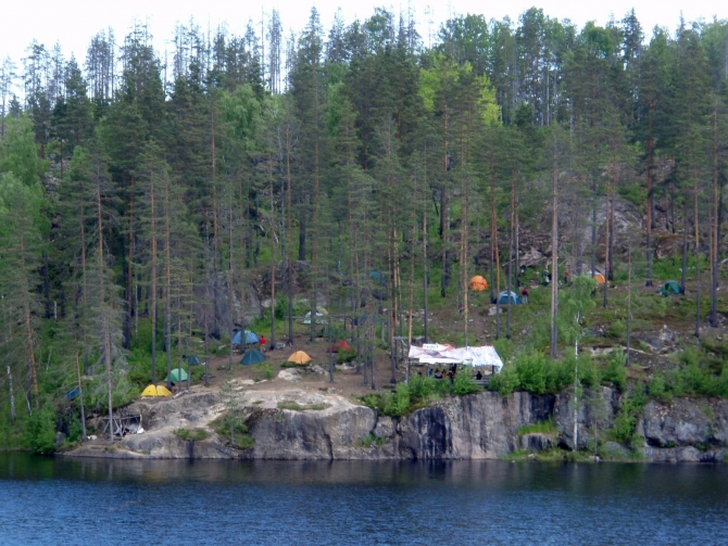Спелеологи валят деревья на скалах Треугольного озера. (Альпинизм, треугольное)