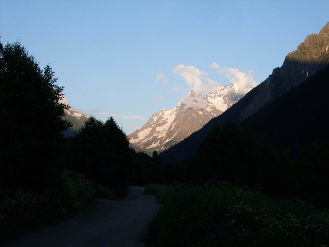 Стайер-спринт Домбай-Домбай 35 часов (Волк или Верблюд). Часть 4 – День второй (весь день). (Альпинизм, соло, джаловчат, алибек)