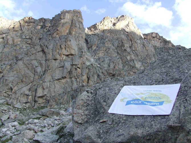 У СКАЛ ЕСТЬ ПАМЯТЬ (Альпинизм, август 2010, кубок памяти, скала никита, адырсу)
