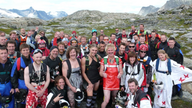 BASEjumping: World Record 2010 - 53-way Eikesdallen, Norway (gravity workshop, tba, андрей карр, лика борзова, wingsuit)