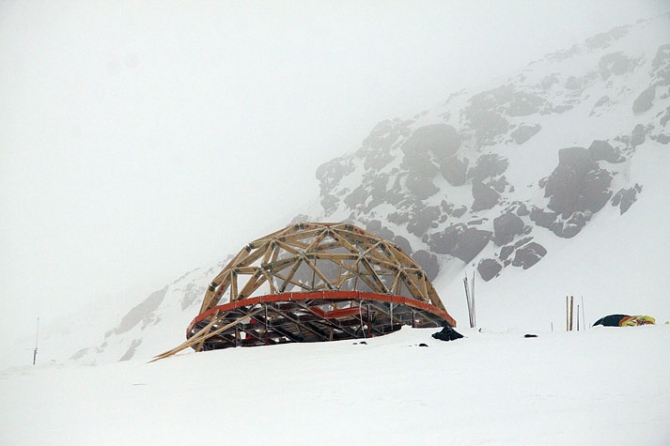 Хижина уже на месте! А мужики-то не знают! (Альпинизм, эльбрус, rf5300, вертолет)