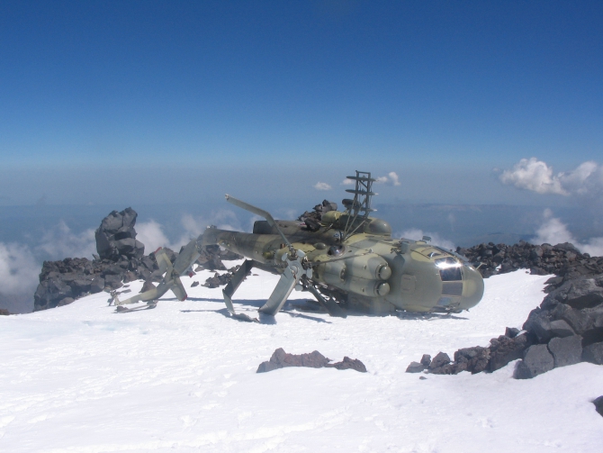 На Эльбрусе упал вертолёт МЧС 26-27.08.2010 (Альпинизм)