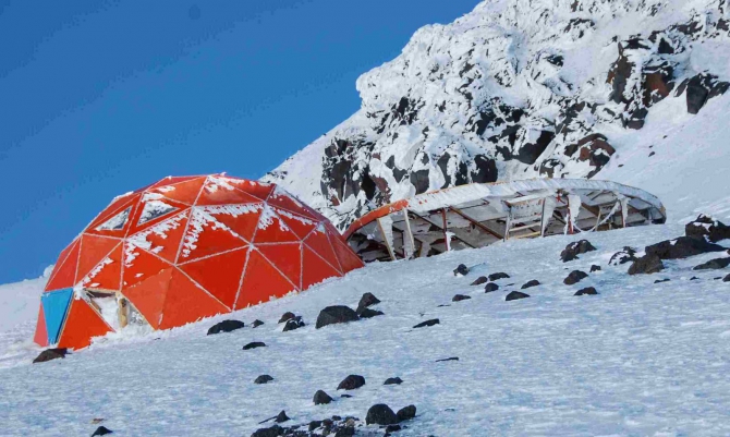 Станция RF 5300 разрушена (Альпинизм, разрушение, станция redfox 5300, эльбрус)