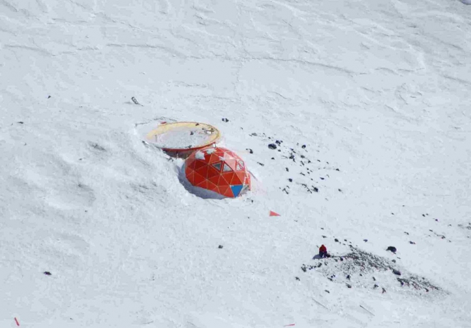 Станция RF 5300 разрушена (Альпинизм, разрушение, станция redfox 5300, эльбрус)