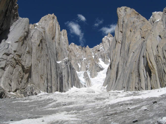 Юго-восточная стена массива K7 West: вершина 6300. Такого еще не было или permanent shower. (Альпинизм, колтунов, к7, charakusa, фасил, иванов, чаракуза, пакистан)