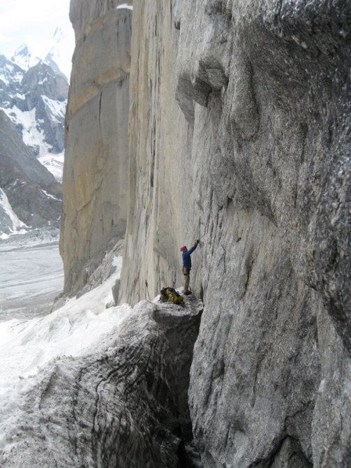 Юго-восточная стена массива K7 West: вершина 6300. Такого еще не было или permanent shower. (Альпинизм, колтунов, к7, charakusa, фасил, иванов, чаракуза, пакистан)