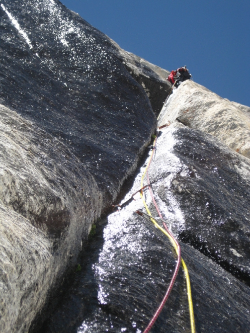 Юго-восточная стена массива K7 West: вершина 6300. Такого еще не было или permanent shower. (Альпинизм, колтунов, к7, charakusa, фасил, иванов, чаракуза, пакистан)