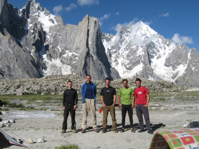 Юго-восточная стена массива K7 West: вершина 6300. Такого еще не было или permanent shower. (Альпинизм, колтунов, к7, charakusa, фасил, иванов, чаракуза, пакистан)