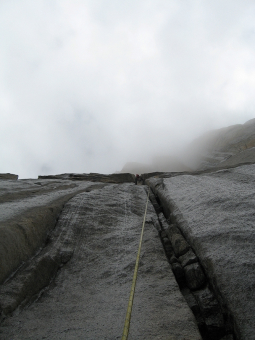 Юго-восточная стена массива K7 West: вершина 6300. Такого еще не было или permanent shower. (Альпинизм, колтунов, к7, charakusa, фасил, иванов, чаракуза, пакистан)