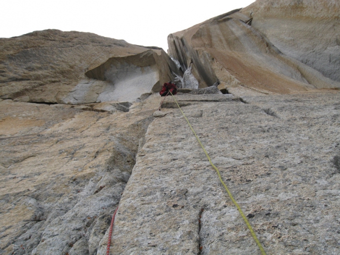 Юго-восточная стена массива K7 West: вершина 6300. Такого еще не было или permanent shower. (Альпинизм, колтунов, к7, charakusa, фасил, иванов, чаракуза, пакистан)