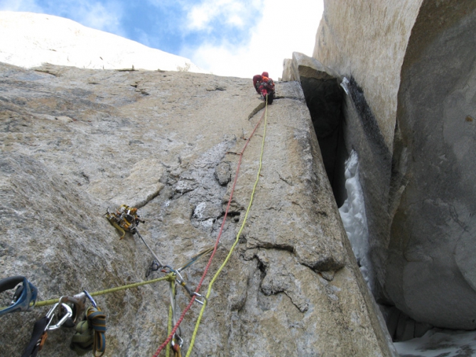 Юго-восточная стена массива K7 West: вершина 6300. Такого еще не было или permanent shower. (Альпинизм, колтунов, к7, charakusa, фасил, иванов, чаракуза, пакистан)