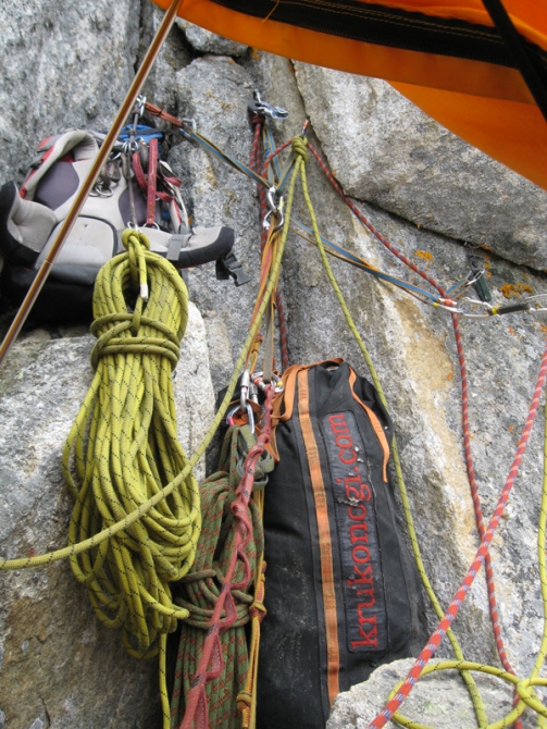 Юго-восточная стена массива K7 West: вершина 6300. Такого еще не было или permanent shower. (Альпинизм, колтунов, к7, charakusa, фасил, иванов, чаракуза, пакистан)