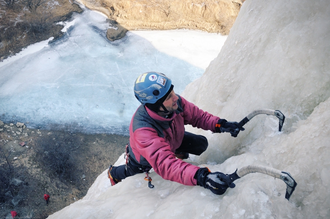 Ледовые вести с далёких окраин ;, Ледолазание/drytoolling, ищенко, саня, замутили, запилили, залили, февраль, суббота, вертикальный, край, приморский, 2011, екатериновка, приморье, находка, восток, лёд, ледолазание)