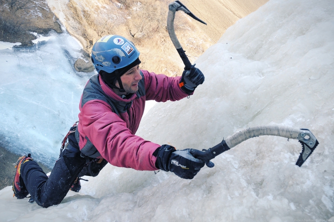 Ледовые вести с далёких окраин ;, Ледолазание/drytoolling, ищенко, саня, замутили, запилили, залили, февраль, суббота, вертикальный, край, приморский, 2011, екатериновка, приморье, находка, восток, лёд, ледолазание)