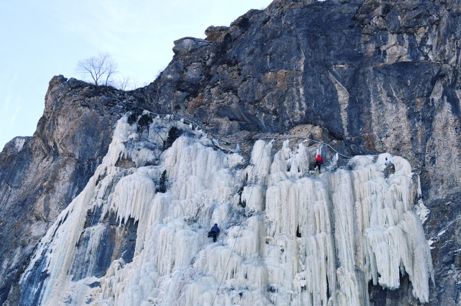 Ледовые вести с далёких окраин ;, Ледолазание/drytoolling, ищенко, саня, замутили, запилили, залили, февраль, суббота, вертикальный, край, приморский, 2011, екатериновка, приморье, находка, восток, лёд, ледолазание)