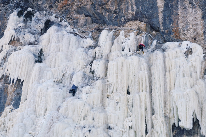Ледовые вести с далёких окраин ;, Ледолазание/drytoolling, ищенко, саня, замутили, запилили, залили, февраль, суббота, вертикальный, край, приморский, 2011, екатериновка, приморье, находка, восток, лёд, ледолазание)