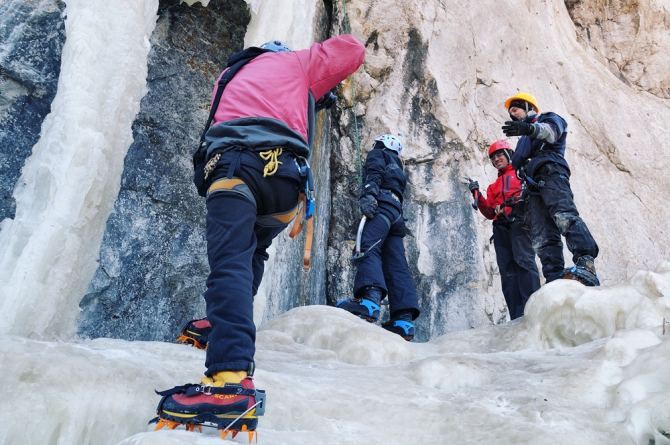 Ледовые вести с далёких окраин ;, Ледолазание/drytoolling, ищенко, саня, замутили, запилили, залили, февраль, суббота, вертикальный, край, приморский, 2011, екатериновка, приморье, находка, восток, лёд, ледолазание)