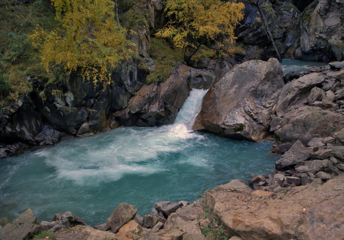 Красиво падает вода. (Альпинизм, в. балкария, уллу тау, башиль, девичьи косы, гедмишх, ирик, водопад, безенги)