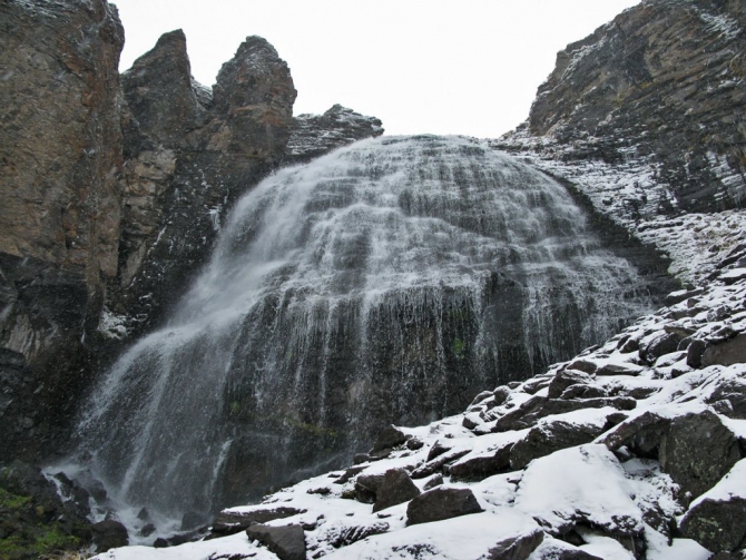 Красиво падает вода. (Альпинизм, в. балкария, уллу тау, башиль, девичьи косы, гедмишх, ирик, водопад, безенги)