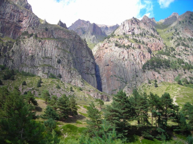 Красиво падает вода. (Альпинизм, в. балкария, уллу тау, башиль, девичьи косы, гедмишх, ирик, водопад, безенги)